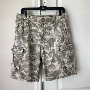 Y2K Express Men’s Sz 33 green Camo Cargo Shorts  100% cotton pockets baggy